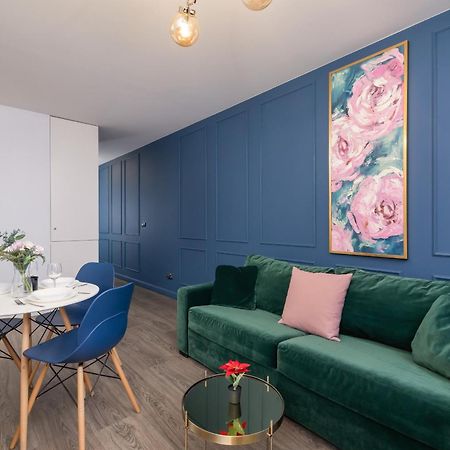 Blue And Green Apartment With Bright Pink Bedroom In Krakow By Noclegi Renters Dış mekan fotoğraf