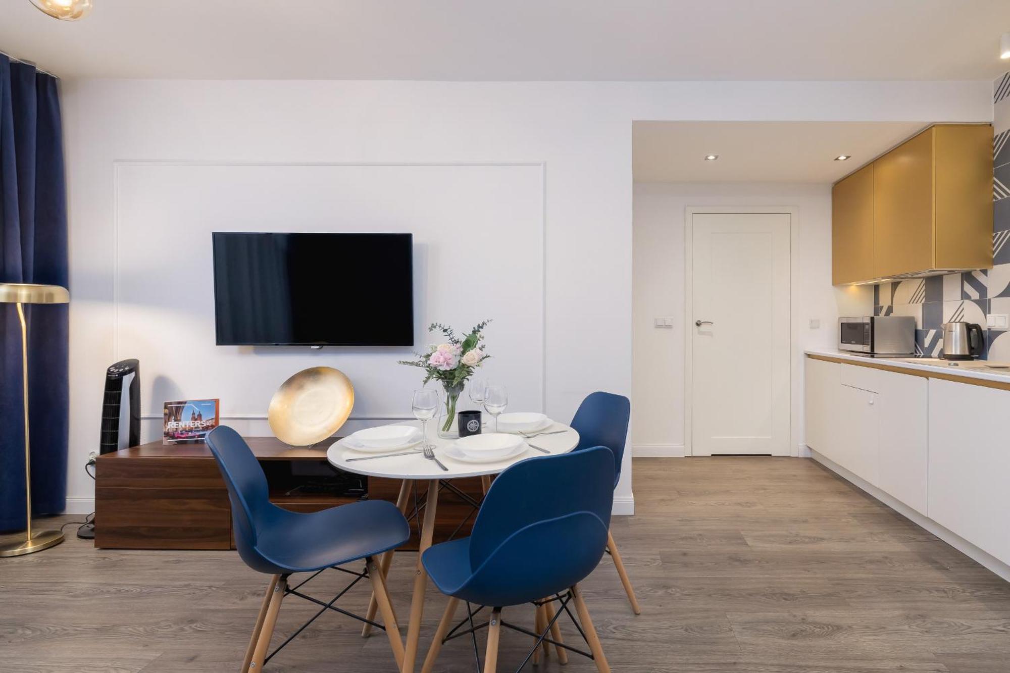 Blue And Green Apartment With Bright Pink Bedroom In Krakow By Noclegi Renters Dış mekan fotoğraf